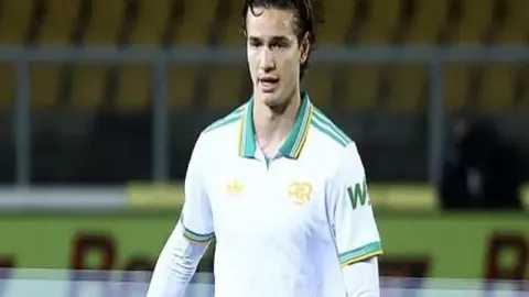 中国足球年度巅峰战激战正酣，精彩瞬间尽收眼底——新华社特稿